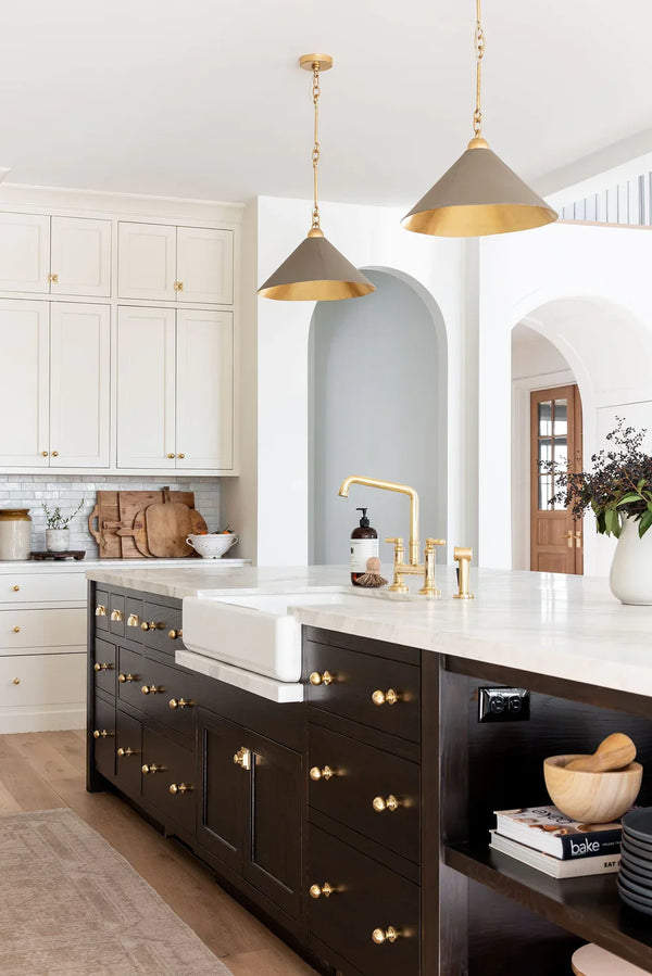 世界中のデザインファンを魅了するStudio McGeeのファミリーホームを舞台に、English inspired modern kitchenとboot roomの洗練された世界観をご紹介。Armac Martinのラグジュアリーな真鍮製キャビネットハードウェアが、空間に上質なアクセントと特別感を添えます。